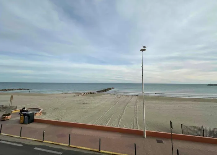 Beautiful Apartment With Terrace On The Seafront