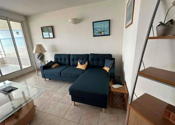 Beautiful Apartment With Terrace On The Seafront