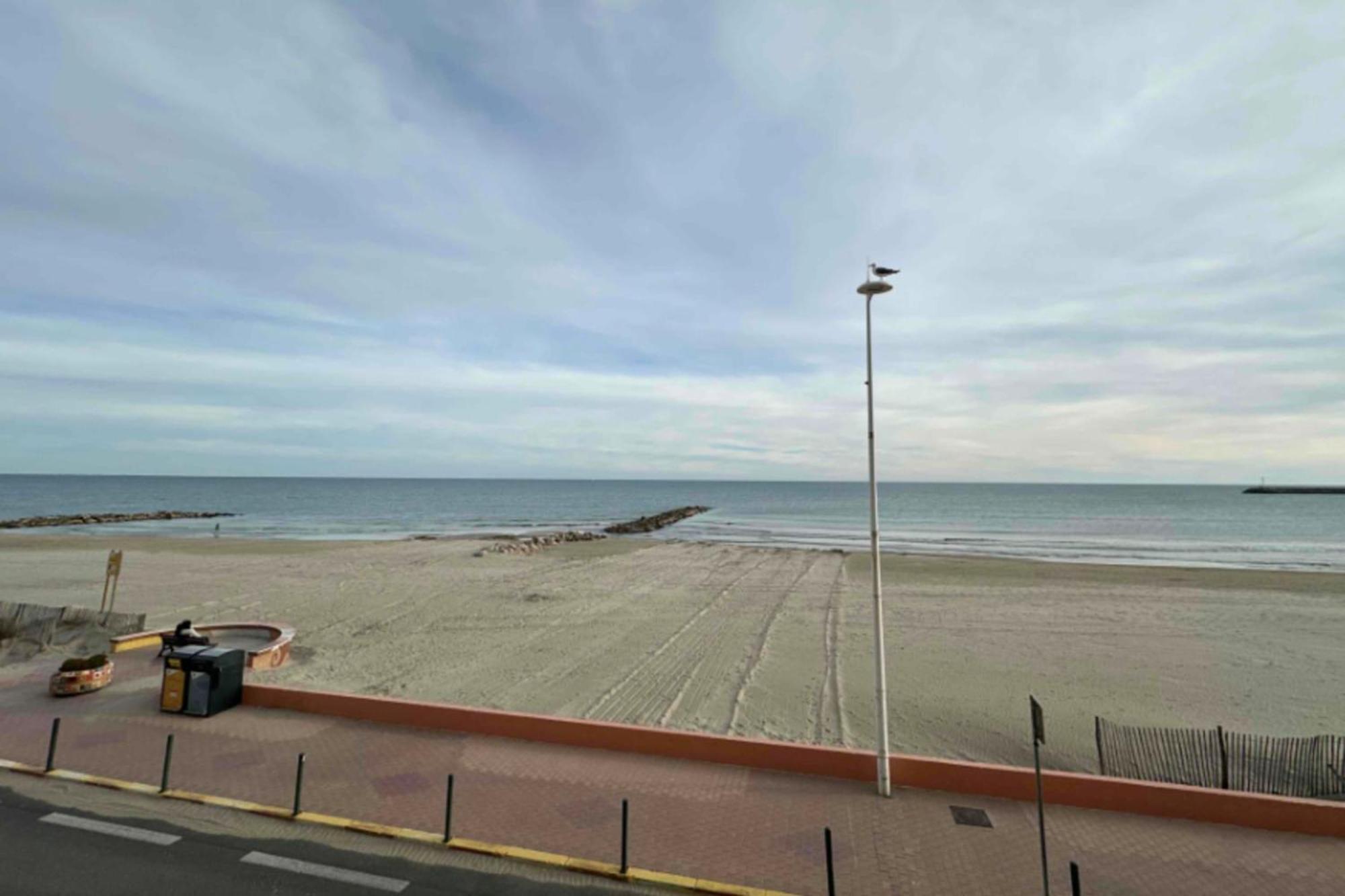 Beautiful With Terrace On The Seafront *